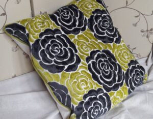 coussin-gd-fleur-verte-noir-700x545